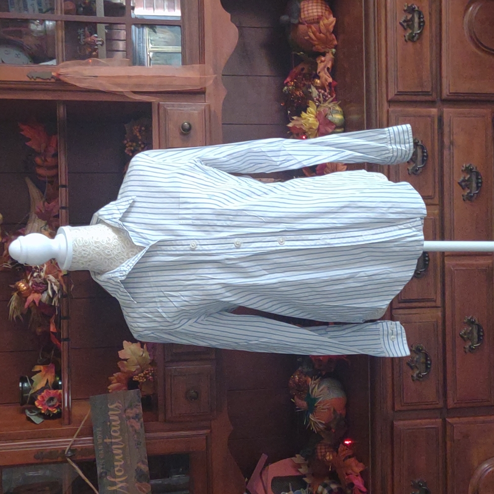 Woman's Lauren long sleeve button down shirt. Size small.
